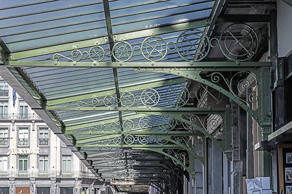 Nieuwe luifels rond de beurs. Foto 2019. A. de Ville de Goyet ©urban.brussels