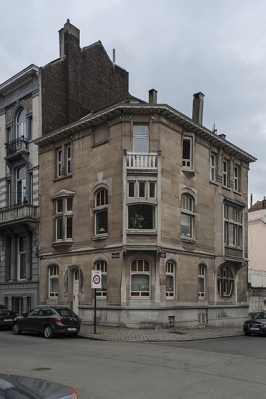 Buitenschil van het huis voor restauratie (foto 03/2018) © urban.brussels