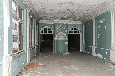 Salon du XVIIIe siècle à l’étage, avant restauration.   © urban.brussels