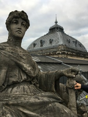 bourse, statue sur le toit